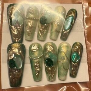 "Verdant Alchemy" Press-On Nail Set – Green‎ Gem Accents & Sculpted Metallics
